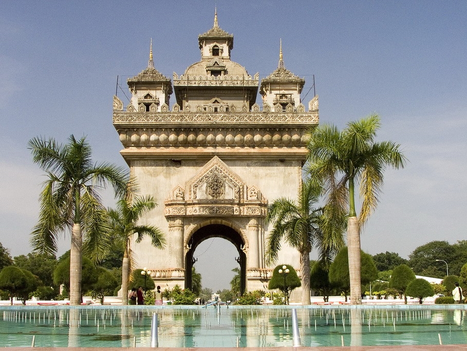 Laos patuxai victory monument-1